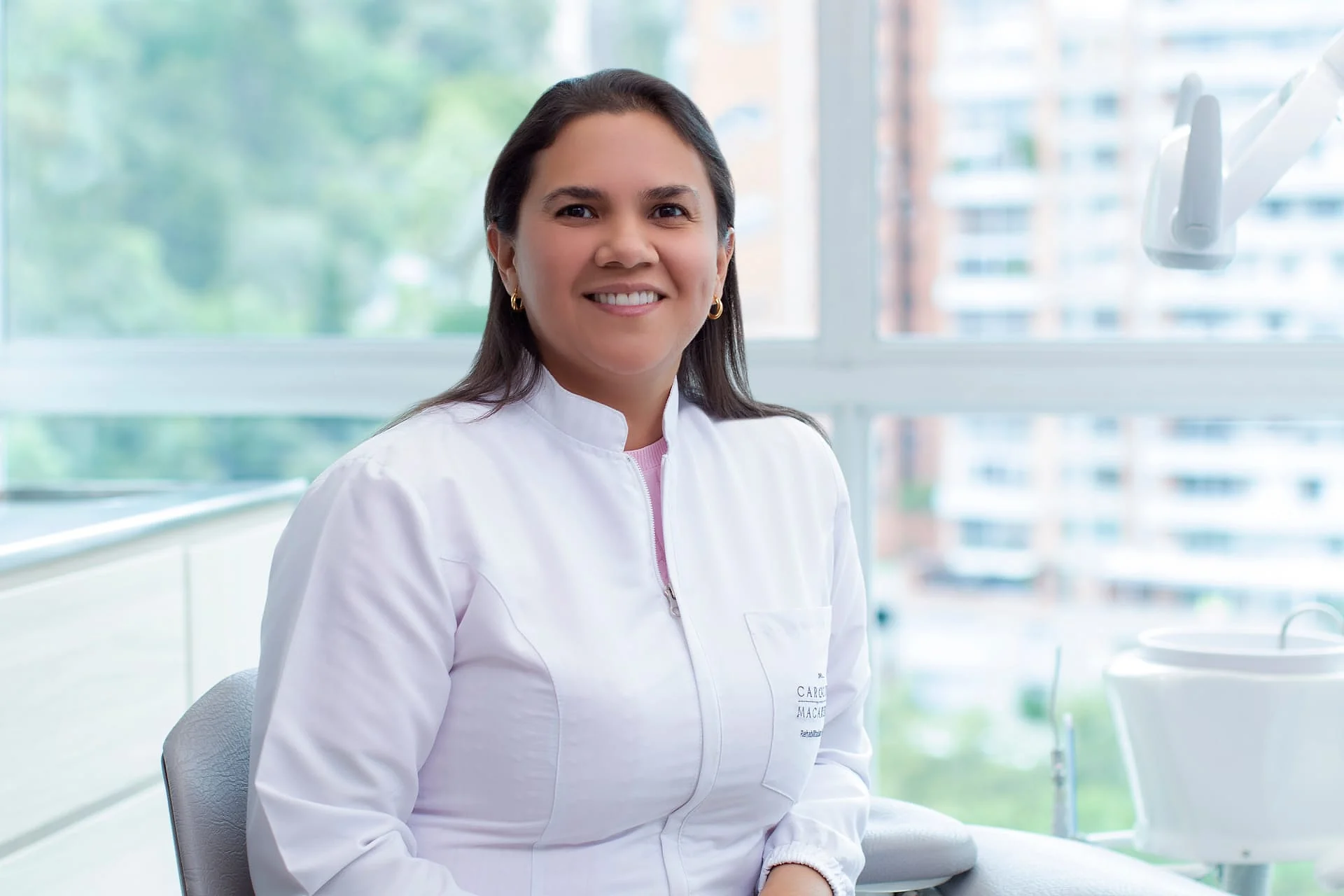 Dra. Carolina Macareno, rehabilitadora oral e implantóloga en El Poblado, Medellín